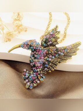 🩵 Stunning Betsey Johnson multicolored crystal hummingbird necklace🩵